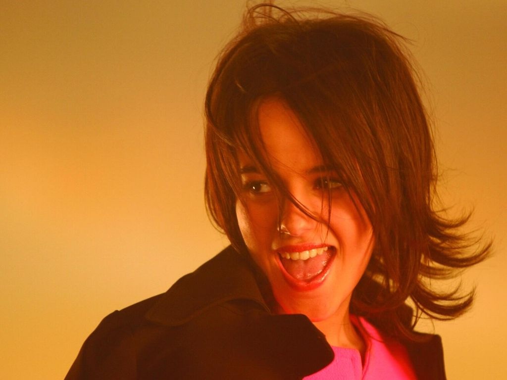 [Alizee 1024x768 18 desktop stars wallpapers[2].jpg]